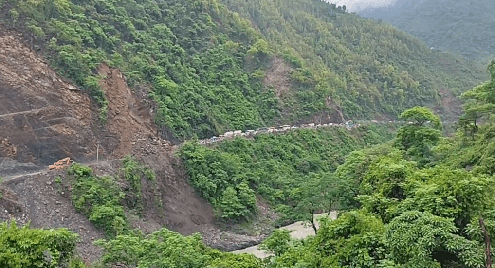 बाढीपहिरोका कारण देशभरका मुख्य छ राजमार्ग अवरुद्ध, पाँच राजमार्ग एकतर्फी सञ्चालन